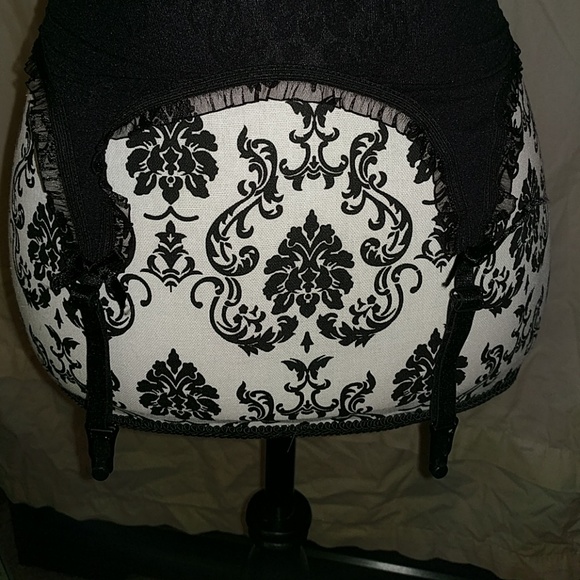 Lingerie top w/ garter straps and lace trim - Picture 4 of 6